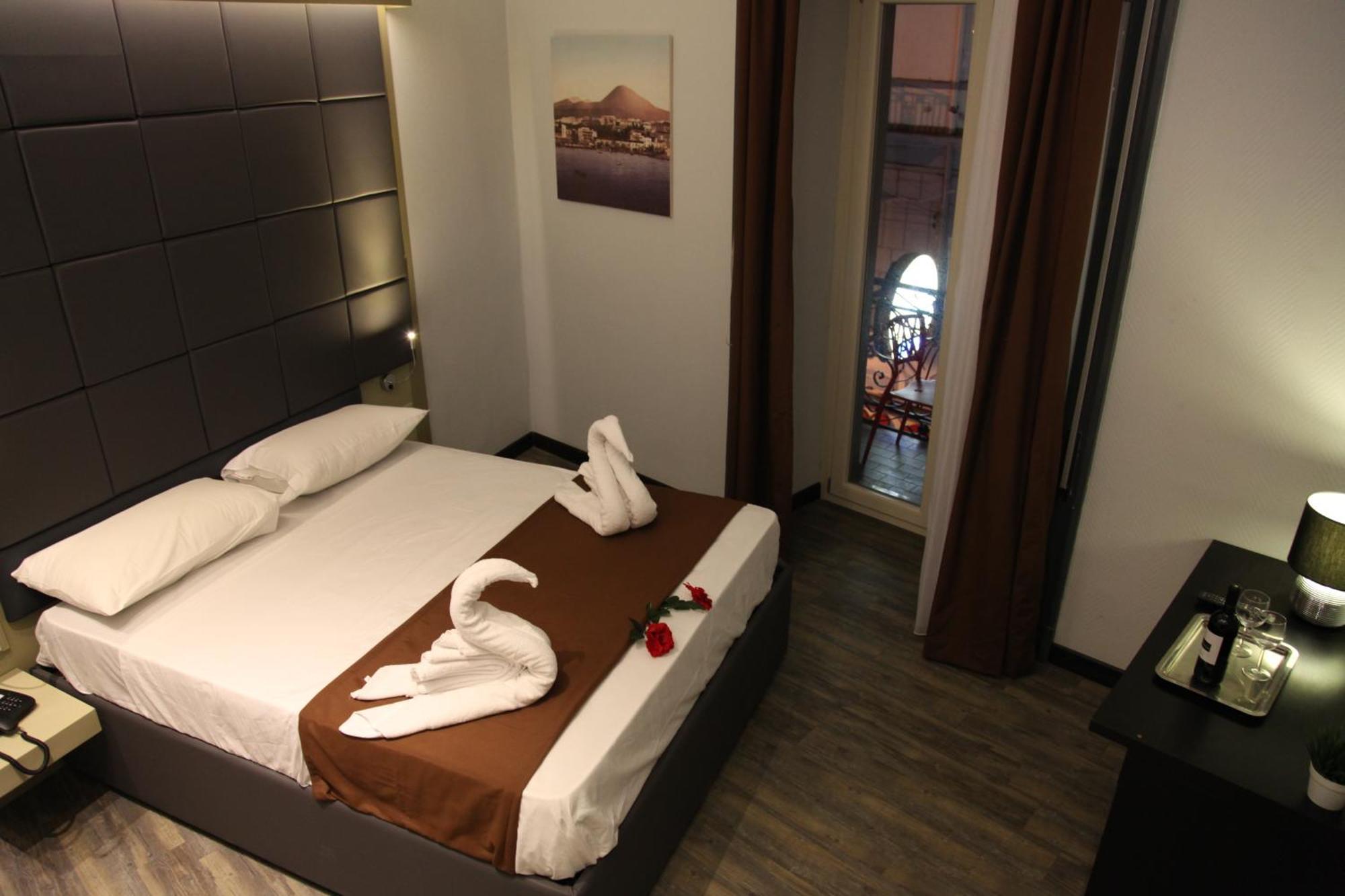 Dolce Vita Rooms Napoli Bagian luar foto