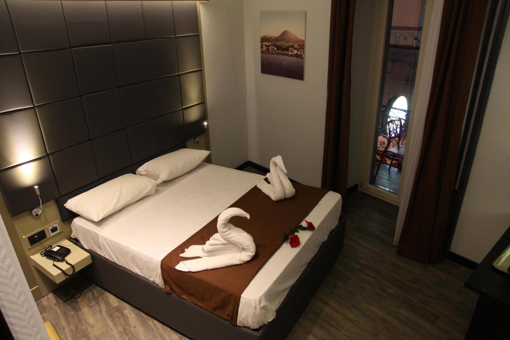 Dolce Vita Rooms Napoli Bagian luar foto