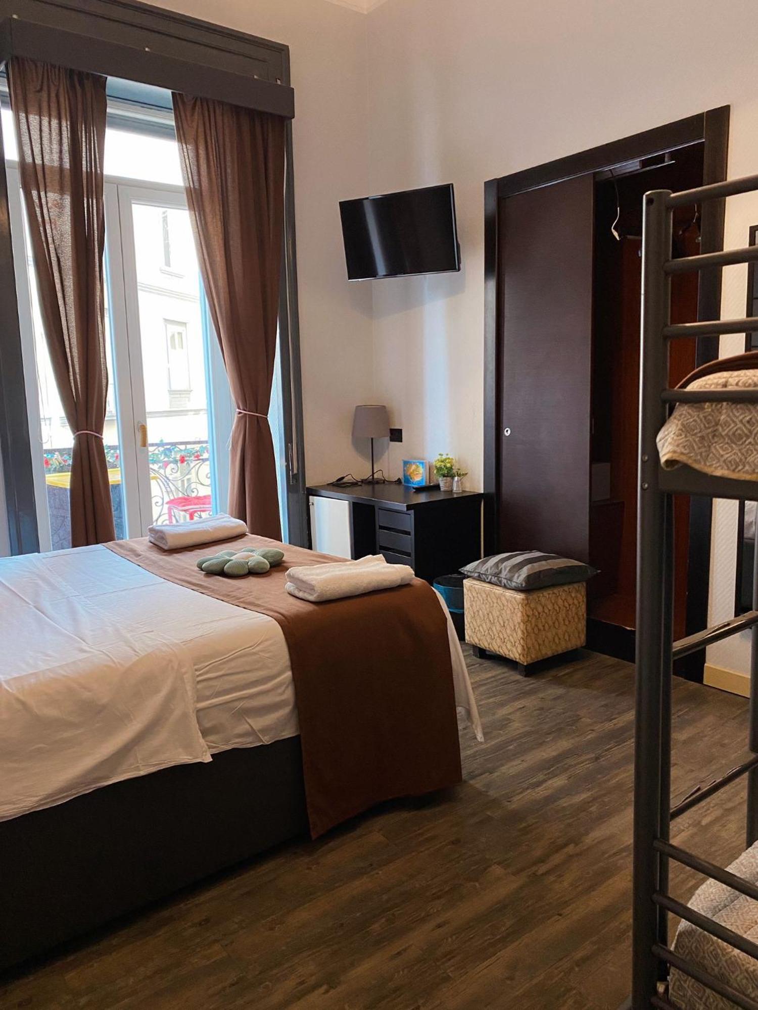 Dolce Vita Rooms Napoli Bagian luar foto